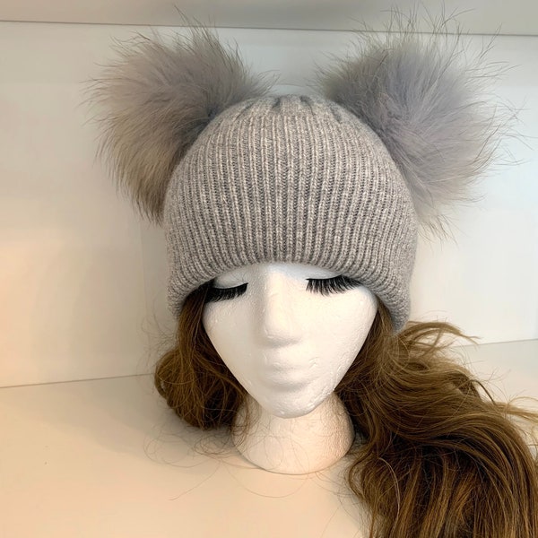 Chapeau/bonnet d'hiver gris tricoté Angora pour femmes avec vraie fourrure, Double pompons amovibles. Double Pom Pom. Chapeau d'hiver pour femmes