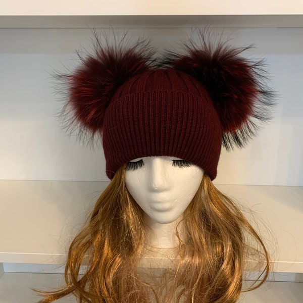 ¡OFERTA! Sombrero/gorro de invierno de punto Angora para mujer con pompones dobles extraíbles de piel real en color rojo vino. Gorro con pompón doble