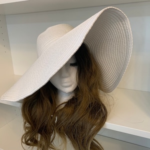 Cappello di paglia oversize. Cappello estivo con tesa da 15 cm. Cappello estivo da donna. Cappello di paglia a tesa larga. Cappello da spiaggia da donna. Cappello Kentucky Derby.