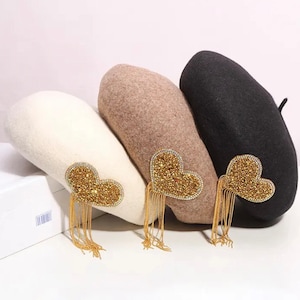 Größenverstellbares French Beret mit Strassherz. Woll Baskenmütze. Frühlingsmütze. Herbst Baskenmütze. Wollmütze. Baskenmütze ist aus 100% Wolle gefertigt. Frauen Baskenmütze.