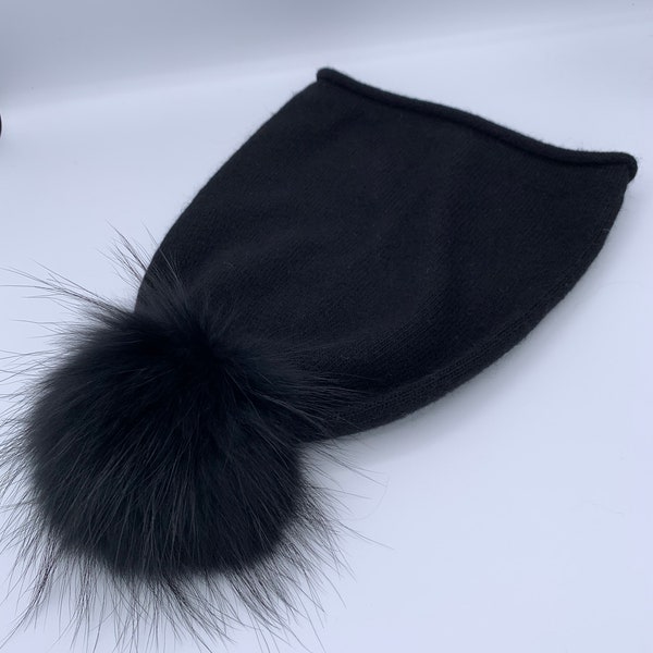 SOLDES ! Bonnet souple pour femmes en mélange délicat d'angora avec pompons amovibles en fourrure véritable. Bonnet ample à pompons. Bonnet d'hiver