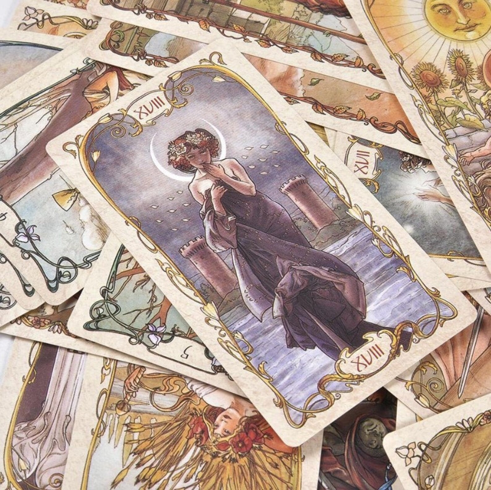 Изображение карт таро. Колода Таро mucha. Колода Таро Даэна. Tarot Deck Таро.