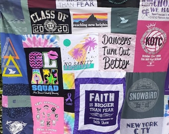 Puede incluir: Una colcha de retazos hecha de varias camisetas. La colcha está hecha de cuadrados de diferentes colores y patrones, incluyendo rosa, azul, morado y gris. Las camisetas tienen varios textos y gráficos, incluyendo "Class of 2020", "Faith is Bigger Than Fear", "Dance Until You Can't", y "Snowbird".