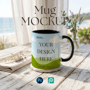 Op de afbeelding: Een witte keramische mok met een zwarte handgreep en binnenkant, met een ontwerpgebied met de tekst "YOUR DESIGN HERE". De mok staat op een houten onderzetter, met de woorden "Mug MOCKUP" bovenaan.