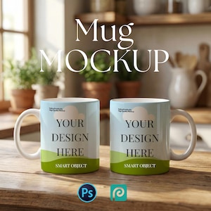 Può includere: Due tazze in ceramica bianca con un design a cielo azzurro e erba verde. Le tazze hanno il testo "YOUR DESIGN HERE" e "SMART OBJECT". L'immagine include anche il testo "Mug MOCKUP".