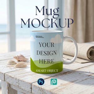 Puede incluir: Maqueta de taza de cerámica blanca con un diseño de cielo azul y paisaje verde. La taza tiene el texto "YOUR DESIGN HERE" y "SMART OBJECT". Las palabras "Mug MOCKUP" están en la parte superior. La taza está sobre una mesa de madera desgastada con conchas.