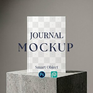 以下が含まれることがあります： 紺色の「JOURNAL MOCKUP」という文字が入った白いジャーナルのモックアップ。ジャーナルはコンクリートブロックの上にあります。「Smart Object」という文字がジャーナルのタイトルの下にあります。Adobe PhotoshopとProcreateのロゴが一番下にあります。