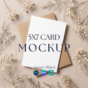 Könnte beinhalten: Ein weißes 5x7 Karten-Mockup auf einem braunen Umschlag mit dem Text 5X7 CARD MOCKUP und Smart Object. Die Komposition enthält kleine weiße Trockenblumen um das Briefpapier herum sowie Symbole für Photoshop, Canva und andere Software.