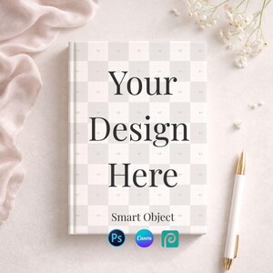 Pode incluir: Uma maquete de livro com o texto "Your Design Here" em preto. O livro está em um fundo claro com uma caneta e flores. O livro tem um padrão de grade e ícones para Photoshop, Canva e Photopea.
