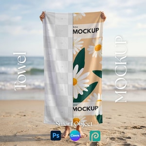 Op de afbeelding: Een strandlaken mockup met een madelief bloemenpatroon op een beige achtergrond. Het laken wordt omhoog gehouden op een zandstrand met de oceaan op de achtergrond. Het woord "Towel" staat verticaal aan de linkerkant en "Mockup" aan de rechterkant.