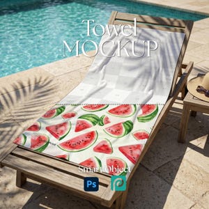 Op de afbeelding: Een strandlaken met een patroon van watermeloen schijfjes, weergegeven op een houten ligstoel bij een zwembad. Het laken heeft een witte achtergrond met rode en groene watermeloen schijfjes. De woorden "Towel MOCKUP" staan op het laken.