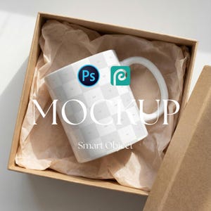 Puede incluir: Una taza de cerámica blanca con asa, dentro de una caja de cartón marrón con papel de seda. La taza tiene un patrón de cuadros y la palabra "MOCKUP", así como "Smart Object". También son visibles los logotipos de "Ps" y "e".
