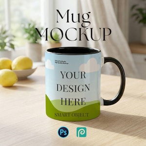 Puede incluir: Una taza de cerámica blanca con interior y asa negros. La taza presenta un diseño con cielo azul, nubes blancas y colinas verdes. El texto en la taza dice "YOUR DESIGN HERE" y "SMART OBJECT".