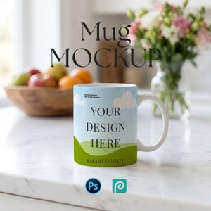 Vit 340 g keramisk mugg Mockup PSD Smart Object; Köksbänk Marmorbord Livsstil