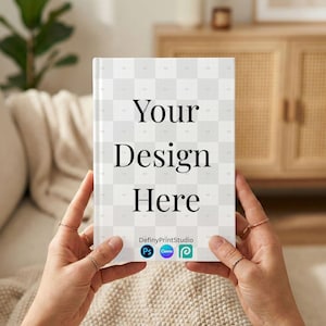 以下が含まれることがあります： チェック柄の白いノートに「Your Design Here」の文字が書かれており、人が持っています。 ノートはソフトカバーで、DefinyPrintStudioのロゴが下部にあります。
