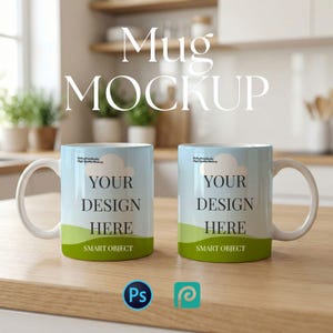 Puede incluir: Dos tazas de cerámica blanca con un diseño de cielo azul claro y hierba verde. Las tazas tienen el texto "YOUR DESIGN HERE" y "SMART OBJECT". La palabra "Mug MOCKUP" está en la parte superior.