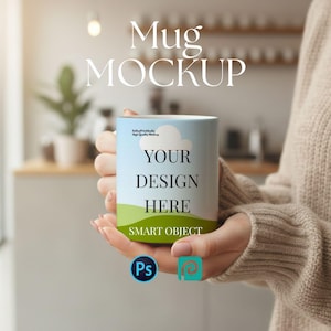 Puede incluir: Una taza cilíndrica con un diseño de cielo y hierba, sostenida por una persona. La taza presenta el texto "YOUR DESIGN HERE" y "SMART OBJECT". La imagen también incluye el texto "Mug MOCKUP" e iconos para Photoshop y Photopea.