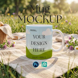 Peut inclure: Maquette de tasse en céramique blanche avec un ciel bleu clair et un paysage vert. La tasse a une anse blanche et le texte "YOUR DESIGN HERE" est affiché. Les mots "Mug MOCKUP" sont en haut.