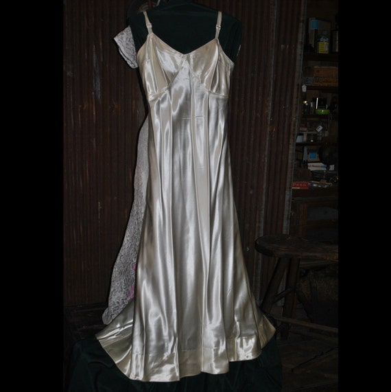 Vintage Floor-Length White Lace  Dress, 1940s Wom… - image 8