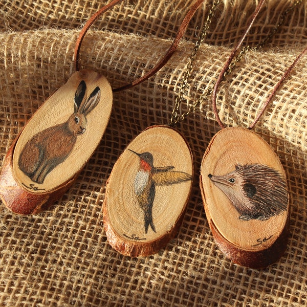 Bijoux en bois de tranche de bois peints à la main, pendentif de collier d'animaux de la forêt lièvre lapin colibri hérisson