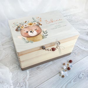 Erinnerungskiste Baby | Verspielter Bär mit Blütenkranz & fröhlichen Bienen | Geschenk für Jungen + Mädchen | Taufgeschenk, Geburtsgeschenk