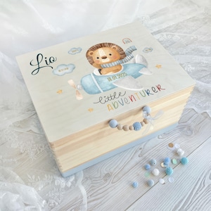 Erinnerungskiste Baby Junge | Löwe im Flugzeug & Regenbogen | Personalisiertes Taufgeschenk, Geburtsgeschenk oder 1. Geburtstag