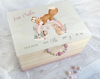 May include: A wooden keepsake box with a pink and white design. The box features a fox and a bunny under a rainbow. The box is decorated with flowers and has a beaded handle. The text on the box reads "Leni Malou 12.01.2024 - 08:10 Uhr 3570 g - 55 cm".