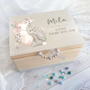 Personalisierte Erinnerungskiste Baby | Hase auf Mond | Geschenk zur Geburt & Taufe Mädchen, Erinnerungsbox aus Holz