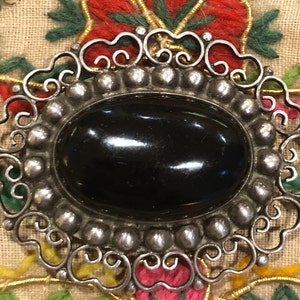 Antike Mexiko &quot;Plata Sterling&quot; Onyx Brosche Pin, Pre-Adler Mark, wunderschön gemachtes frühes Mexiko Silberschmiedehandwerk, zwei Zoll, 18 Gramm