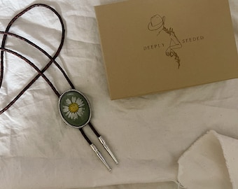 Gänseblümchen Blume | Blumen-Bolo Krawatte | Western-Bolo | Westernkleidung | Weiblich | Handarbeit | Leder | Cowboy Halskette | Benutzerdefinierte Bolo | Hochzeits-Bolo