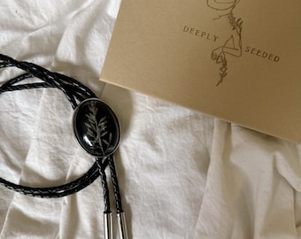 Liebespaar Gras | Blumen-Bolo Krawatte | Western-Bolo | Westernkleidung | Weiblich | Handarbeit | Leder | Cowboy Halskette | Benutzerdefinierte Bolo | Hochzeits-Bolo
