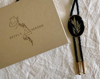 Gras | Blumen-Bolo Krawatte | Western-Bolo | Westernkleidung | Weiblich | Handarbeit | Leder | Cowboy Halskette | Benutzerdefinierte Bolo | Hochzeits-Bolo