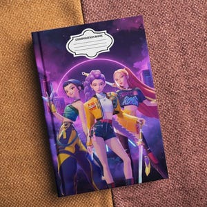 Puede incluir: Cuaderno de composición con una vibrante ilustración de tres figuras animadas en un paisaje urbano futurista. La portada presenta una combinación de colores púrpura y rosa, con las palabras "COMPOSITION BOOK" en una etiqueta blanca.