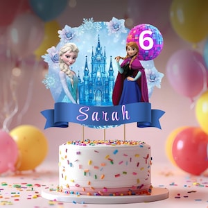 Könnte beinhalten: Ein Geburtstagskuchen mit weißer Basis und bunten Streuseln. Der Kuchen ist mit einem blauen Banner mit der Aufschrift "Sarah" und einem Aufsatz mit Zeichentrickfiguren und der Zahl 6 verziert. Ballons sind im Hintergrund.