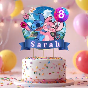 Op de afbeelding: Een verjaardagstaart met een Stitch en Angel taarttopper, de naam "Sarah" en het getal "8". De witte taart is versierd met gekleurde sprinkles en omringd door ballonnen.