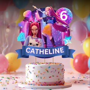 Può includere: Una torta di compleanno con base bianca, decorata con zuccherini colorati e un nastro rosa. Il cake topper presenta un'immagine a cartoni animati di una ragazza con i capelli rosa, il nome "CATHELINE" e il numero "6". Palloncini di vari colori circondano la torta.