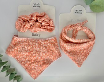 Passend Baby+Mama+Hund | Lätzchen + Hundebandana + Scrunchie| Hundehalstuch zum Binden | Lätzchen passt Neugeborenen Kleinkind | Perfektes Babypartygeschenk