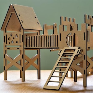 Könnte beinhalten: Ein hölzernes Spielset für Kinder, bestehend aus einem Turm mit Dach, einer Leiter und einer Rutsche. Das Spielset ist aus naturbraunem Holz gefertigt und hat einen rustikalen Look.