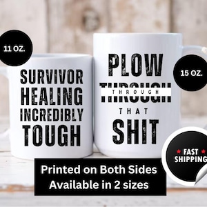 Könnte beinhalten: Zwei weiße Keramikbecher mit schwarzem Text. Der Becher links sagt "Survivor Healing Incredibly Tough" und der Becher rechts sagt "Plow Through That Shit". Beide Becher sind in den Größen 11 oz und 15 oz erhältlich.