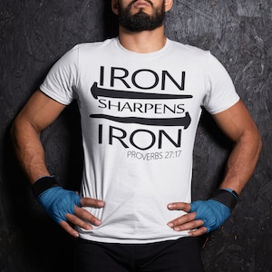 Iron Sharpens Iron Proverbes 27 Christian religieux inspiration Christian cadeau homme t-shirt graphique Tee-shirt Short-Sleeve Unisex T-Shirt
