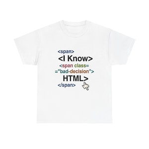 以下が含まれることがあります： <span> <I Know> <span class="bad-decision"> HTML> </span> と書かれたHTMLコードのグラフィックプリントが施された白い半袖Tシャツ。デザインには、テキストを指す小さなピクセル化されたマウスカーソルのアイコンが含まれています。