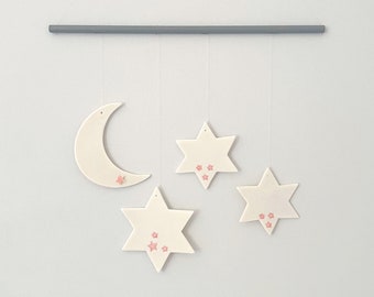 Mobile étoiles et lune, rose - décoration de chambre d'enfant, bébé fille, suspension murale en porcelaine, fait main, mobile étoile, mobile suspendu en porcelaine, cadeau bébé