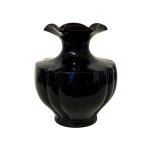 Jarrón escupidero grande de cristal de amatista negra con volantes, estilo Art Déco, con forma de melón y decoración acanalada, de la década de 1930.