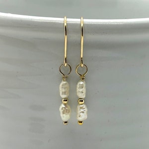Tiny fresh water pearl and Gold earrings, delicate fresh water pearl earrings, simple pearl and gold earrings, delicate pearl earrings pearl