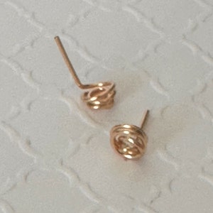 Zarte 14k gold Ohrringe, kleine gold Ohrringe, kleine gold Ohrstecker, kleine gold Ohrringe, kleine gold filled Ohrringe, kleine gold filled Ohrringe