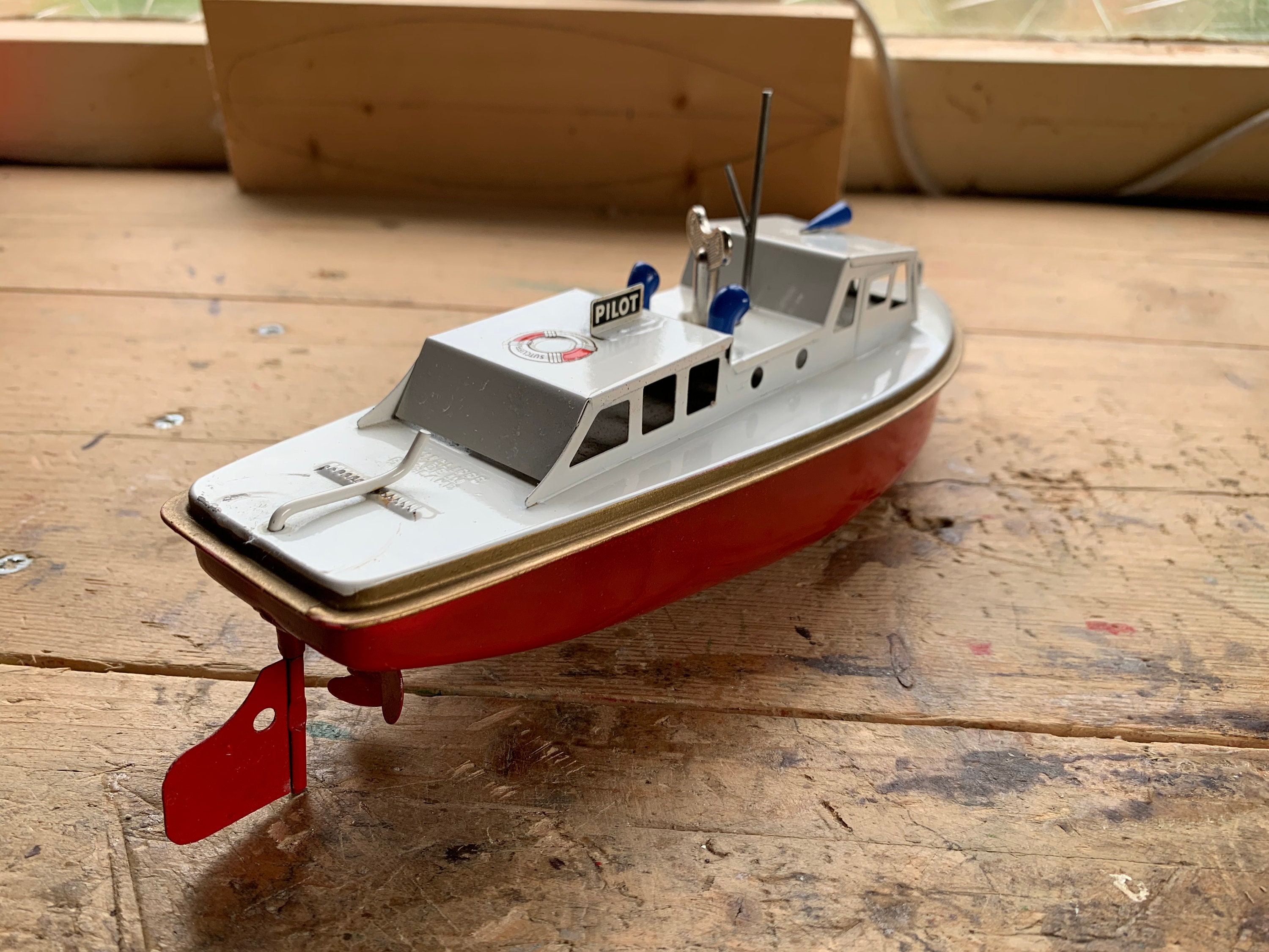 Bateau mécanique Sutcliffe Jupiter en fer blanc des années