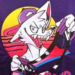 Puede incluir: Una camiseta morada con un zorro de dibujos animados blanco que lleva una gorra de béisbol morada y rosa. El zorro sostiene una cinta de casete morada y tiene una cola rayada en blanco y negro. El texto "REWIND" está escrito en letras rojas, azules y blancas en la camiseta.