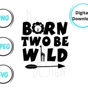 以下が含まれることがあります： ライオン、キリン、矢印が描かれた「Born Two Be Wild」の文字が入った白黒のデジタルデザイン。PNG、JPEG、SVGファイル形式が含まれています。デジタルダウンロード。