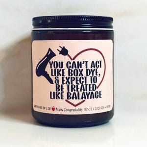 Vela divertida para peluqueros: «Tinte de caja vs. Balayage». Regalo de salón de belleza de soja.