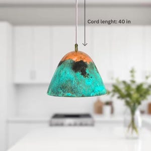 Puede incluir: Una l&aacute;mpara colgante turquesa y cobre con un cable de 101,6 cm. La luz tiene un acabado desgastado y una forma org&aacute;nica &uacute;nica.